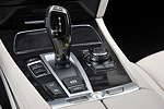 BMW 750i (F01 LCI), Mittelkonsole mit Schalthebel und iDrive Controller