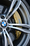 BMW M6 Coup (F13), gelb lackierter Bremssattel mit M Emblem
