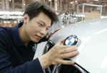 Anbringen BMW Logo im Werk Tiexi