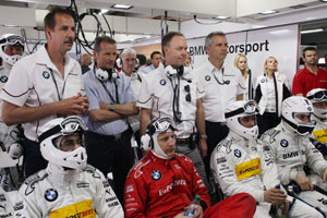 Dr. Klaus Draege, Dr. Herbert Diess und Ian Robertson, Mitglieder des BMW Vorstandes, und Jens Marquardt, BMW Motorsport Direktor (von links nach rechts) besuchen bei Rennbeginn die BMW Team Schnitzer Box Garage.