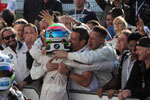 Das BMW Schnitzer Team freut sich über seinen Erfolg zusammen mit seinem Fahrer Bruno Spengler