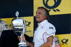 Charly Lamm, Teamchef BMW Team Schnitzer, mit dem Siegerpokal auf dem Podium