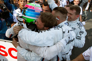 DTM-Gewinner von Oschersleben Bruno Spengler feiert seinen Erfolg mit den Mechanikern