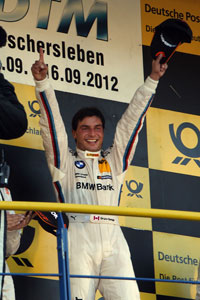 Bruno Spengler freut sich auf dem Siegertreppchen in Oscherlseben �ber seinen Erfolg