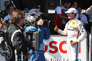 Bruno Spengler feiert seine Pole-Position am Nrburgring