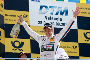 Augusto Farfus feiert seinen DTM-Sieg auf dem Podium von Valencia