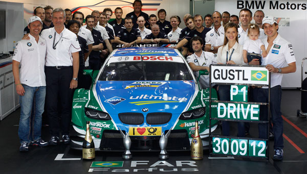 Gruppenfoto mit dem Sieger Augusto Farfus und seinem BMW M3 DTM in Valencia