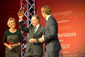 Verleihung 'Goldenes Werbelenkrad' 2012 an Dr. Ian Robertson mit Dr. Andreas Wiele von Axel Springer und Inka Bause in Berlin.
