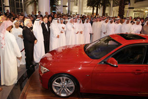 Dr. Ian Robertson, Mitglied des Verstandes der BMW AG für Vertrieb und Marketing, enthüllte den neuen BMW 3er während der Eröffnungsfeier des Showrooms in Abu Dhabi