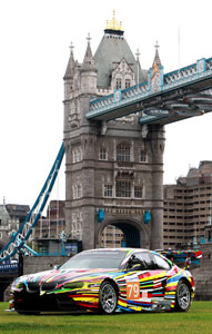 BMW Art Car von Jeff Koons vor der Tower Bridge, London.BMW Art Car von Jeff Koons vor der Tower Bridge, London.