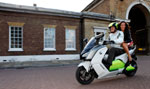 Olympia London 2012  Katarina Witt testet emissionsfreien Elektro-Roller 'BMW C evolution'