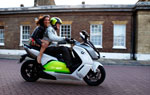 Olympia London 2012  Katarina Witt testet emissionsfreien Elektro-Roller 'BMW C evolution'