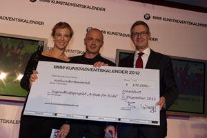 BMW Kunstadventskalender, Frankfurt, 01.12.2012: Scheck�bergabe durch Johannes Seibert an Artists for Kids