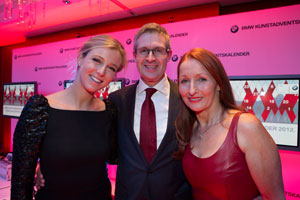 BMW KUNSTADVENTSKALENDER 2012, 01.12.2012, Frankfurt: Moderatorin Nina Eichinger, Johannes Seibert und die Initiatorin Birgitt Wolff