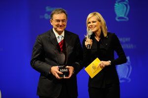 bergabe 1.Preis 'Gelber Engel 2012' des ADAC in der Kategorie 'Qualitt' an den Vorstandsvorsitzenden der BMW AG Dr. Norbert Reithofer