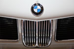 BMW 3,0 S (E3), BMW Logo auf der Motorhaube und BMW Niere