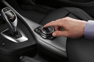 BMW 2er Coupe, Interieur, iDrive Touch Controller auf der Mittelkonsole vorne