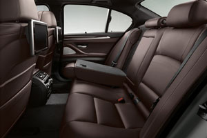 BMW 5er Limousine, Luxury Line, Facelift 2013, Interieur hinten, mit Fond-Entertainment-System