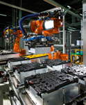 BMW i3 Produktion BMW Werk Dingolfing: Hochvoltspeicher - Handling von fertig verschwei�ten Modulen.
