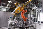 BMW i3 Produktion BMW Werk Dingolfing: Schweien des Aluminium-Chassis.