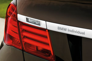 BMW Individual -Schriftzug auf der Zierleiste im Heck.