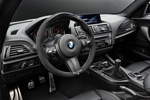 Das neue BMW 2er Coup mit BMW M Performance Zubehr: BMW M Performance Sportlenkrad in Alcantara-Carbon-Ausfhrung mit roter Mittenmarkierung.