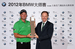 Peter Hanson, Sieger der BMW Masters 2012 und Dr. Ian Robertson