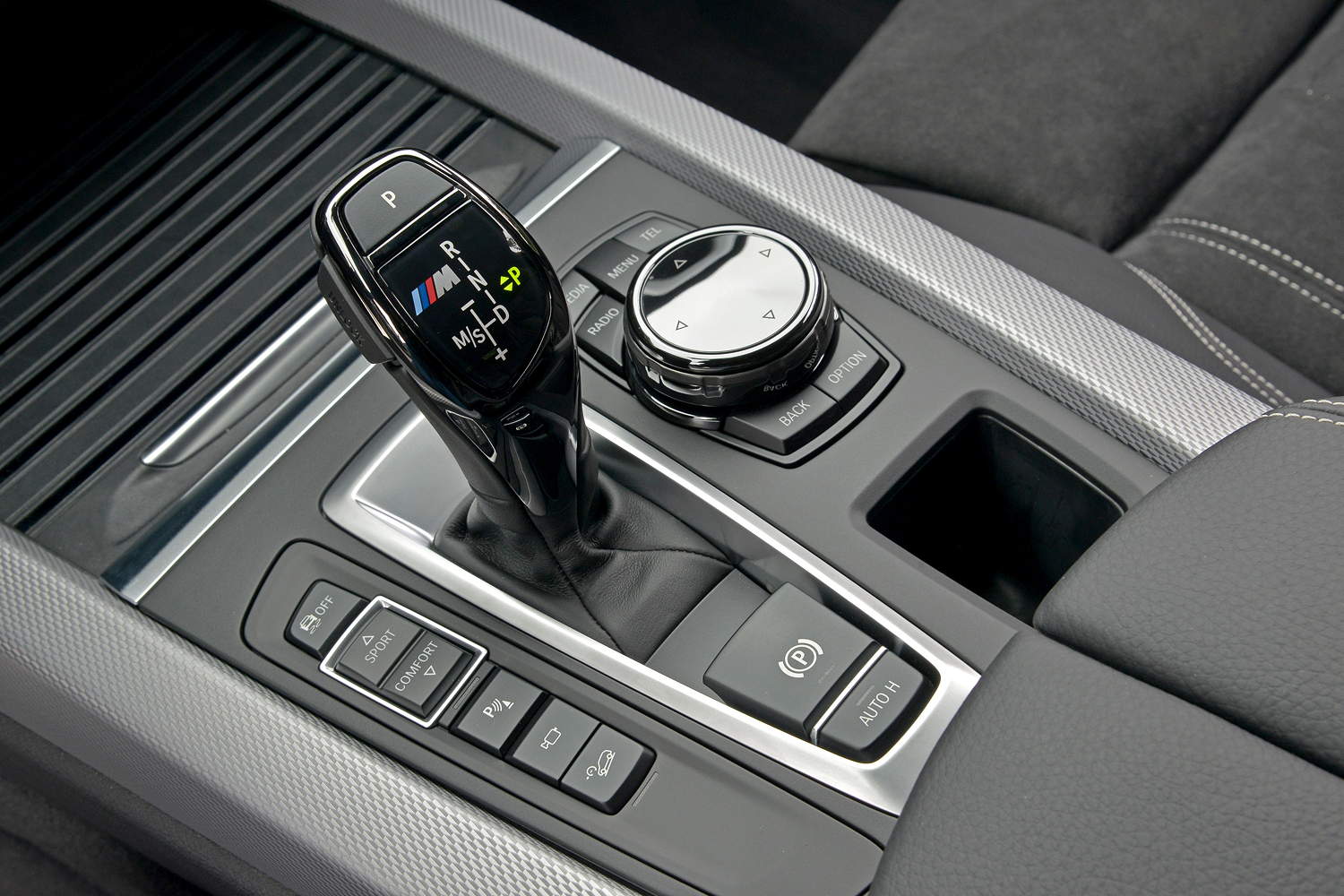 Foto: BMW X5 M50d, Schalthebel und iDrive Touch-Controller auf der  Mittelkonsole (vergrößert)