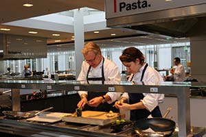 Pavillon Konzept im Betriebsrestaurant im FIZ. Bobby Br&auml;uer, Spitzenkoch im EssZimmer, BMW Welt.