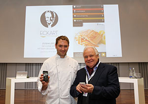  Eckart Witzigmann und Kurt Ra&szlig;, K&uuml;chenchef des BMW Eventcaterings, pr&auml;sentieren die gemeinsam entwickelte Koch-App