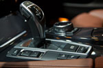 AC Schnitzer ACS5 3.5d auf Basis des BMW 5er Touring, iDrive Touch-Controller neben dem Automatik-Wählhebel