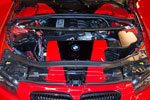 Essen Motor Show 2013: BMW 320i Coupé, Motorraum teils mit Lack bzw. Airbrush bearbeitet