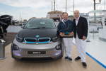 Les Voiles de Saint-Tropez 2013 - Sir Lindsay Owen-Jones, der Gewinner der 'BMW Trophy', und Dr. Nicolas Peter, Leiter BMW Group Vertriebsregion Europa, neben dem BMW i3.