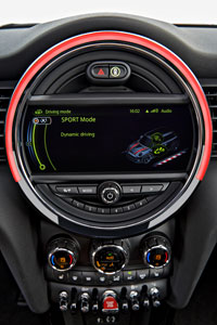 MINI Cooper S, Sportmodus mit roter Beleuchtung