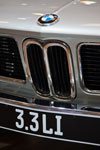BMW 3.3 Li, BMW Logo auf der Motorhaube und BMW Niere