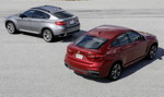 15 Jahre BMW X Modelle: zwei Generationen BMW X6, hinten das Modell E71 und vorne das im Jahr 2014 vorgestellte Modell F16