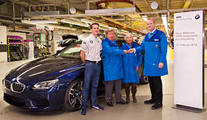 Das Kuferehepaar Heidi und Dirk Schulz erhalten symbolisch den Fahrzeugschlssel ihres neuen BMW M6 Gran Coup