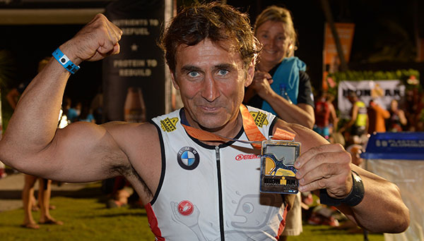 BMW Werksfahrer Alessandro Zanardi meistert seinen ersten Langstrecken-Triathlon auf Hawaii.
