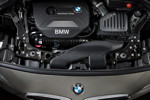 Motorraum des BMW 218d Active Tourer mit quer eingebautem Motor