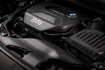 Motorraum des BMW 225i Active Tourer mit quer eingebautem Motor