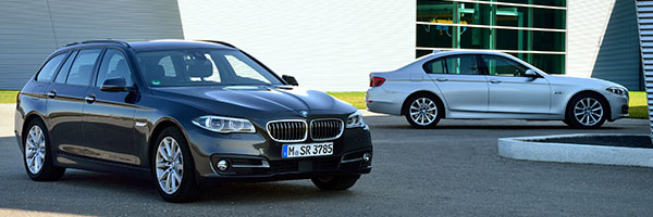 BMW 518d Limousine in Glacier Silber Metallic und BMW 520d Touring in Sophistograu Brillanteffekt