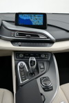 BMW i8, Mittelkonsole mit iDrive Touch Controller und Bordbildschirm