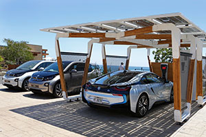 BMW i Solar Carport Concept mit dem BMW i8