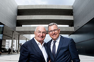 (V.l.n.r.) Peter Lanz, Lanz Architekten; Wolfgang Bchel, BMW Group, Leiter Niederlassung Berlin.