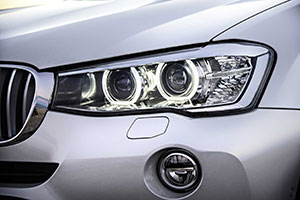 Auffälligste Änderung im Facelift-X3: die Scheinwerfer sind ähnlich wie im 3er-BMW oder im neuen BMW X5 nun mit der Niere verbunden und sorgen für eine breitere Optik.