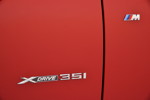 BMW X4 xDrive35i mit M Sport Paket, seitliche Typ-Bezeichnung und M-Logo