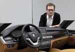 BMW X6 Interieur Designer Ulrich Stroehle am Tonmodell des Interieurs