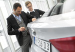 Karim Habib (Leiter Design BMW Automobile) und Tommy Forsgren (Exterieur Designer des BMW X6) besprechen die Linienführung am Heck