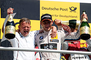 Stefan Reinhold, Teamchef BMW Team RMG und Gewinner Marco Wittmann auf dem Siegerpodest am Hockenheimring