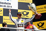 BMW-Fahrer Marco Wittmann mit seinem gewonnen Siegerpokal beim DTM-Rennen am Hockenheimring
